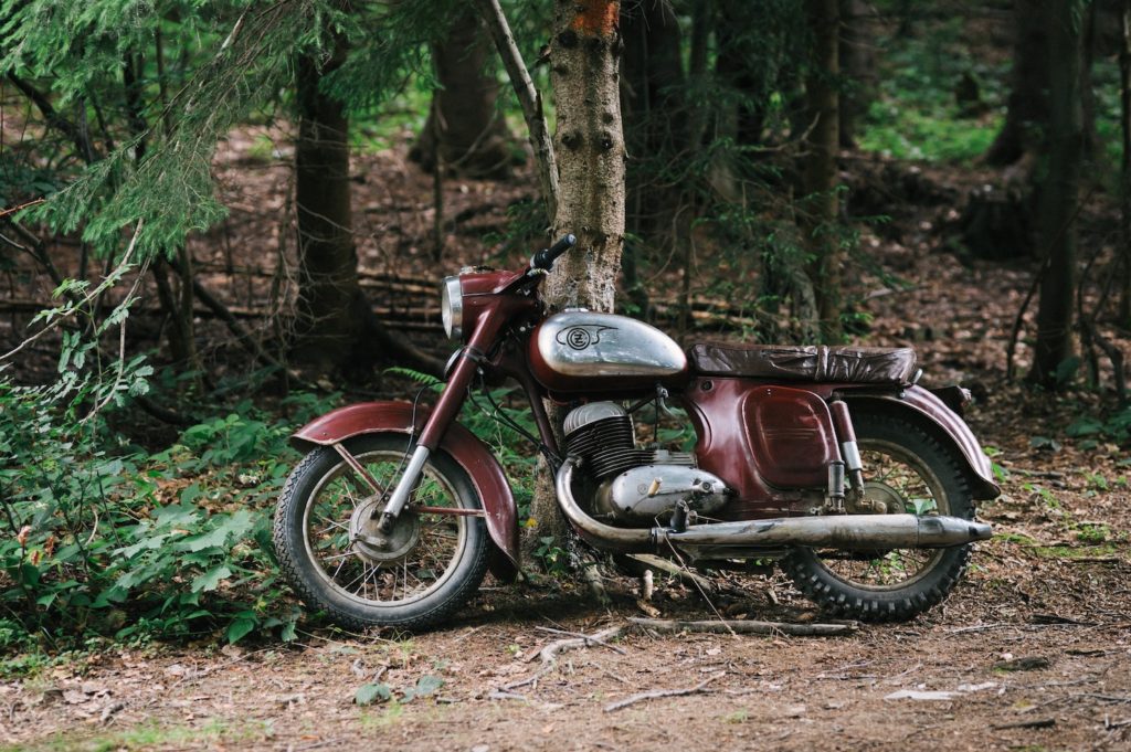 An old motorcycle that is in need of a motorcycle oil change