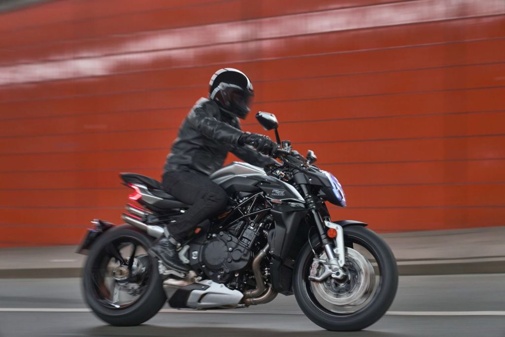MV Agusta Brutale 1000 RS riding