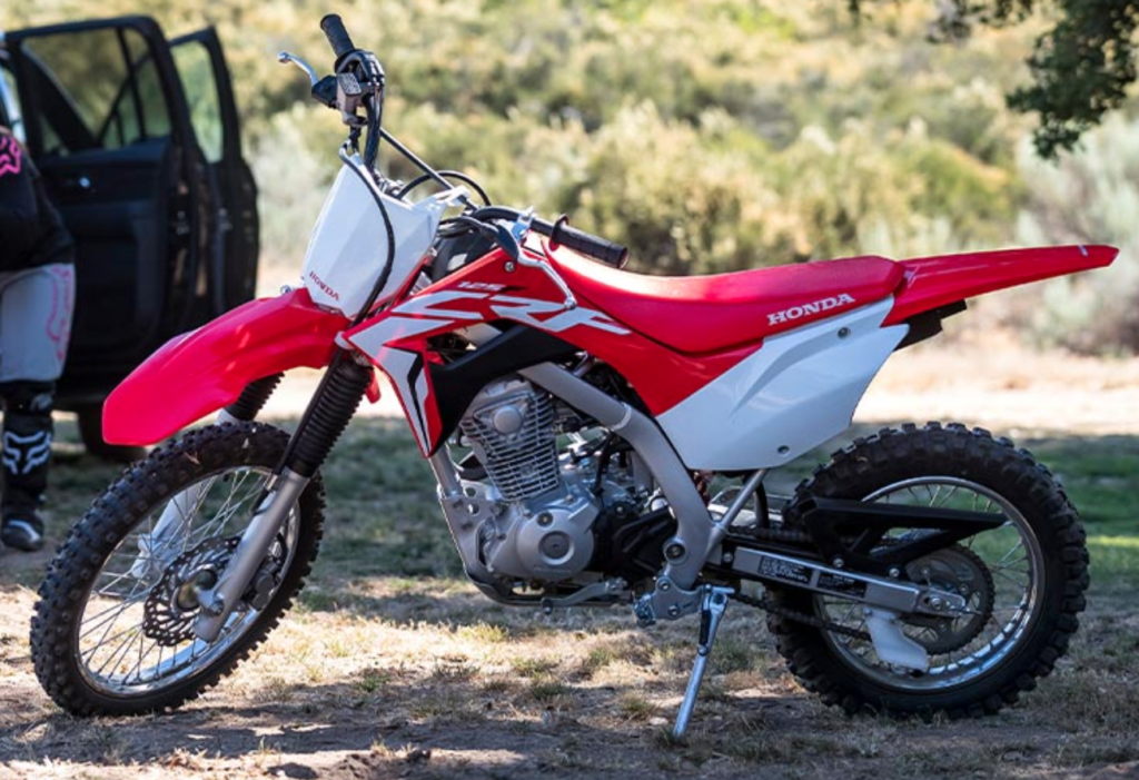 Honda CRF 125 F has a reliable and proven engine design that should give you no trouble especially when it has the best dirt bike tires on it. 