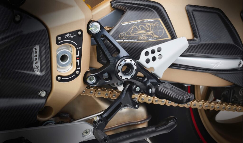 MV Agusta superveloce 1000 Serie Oro chain and footpeg
