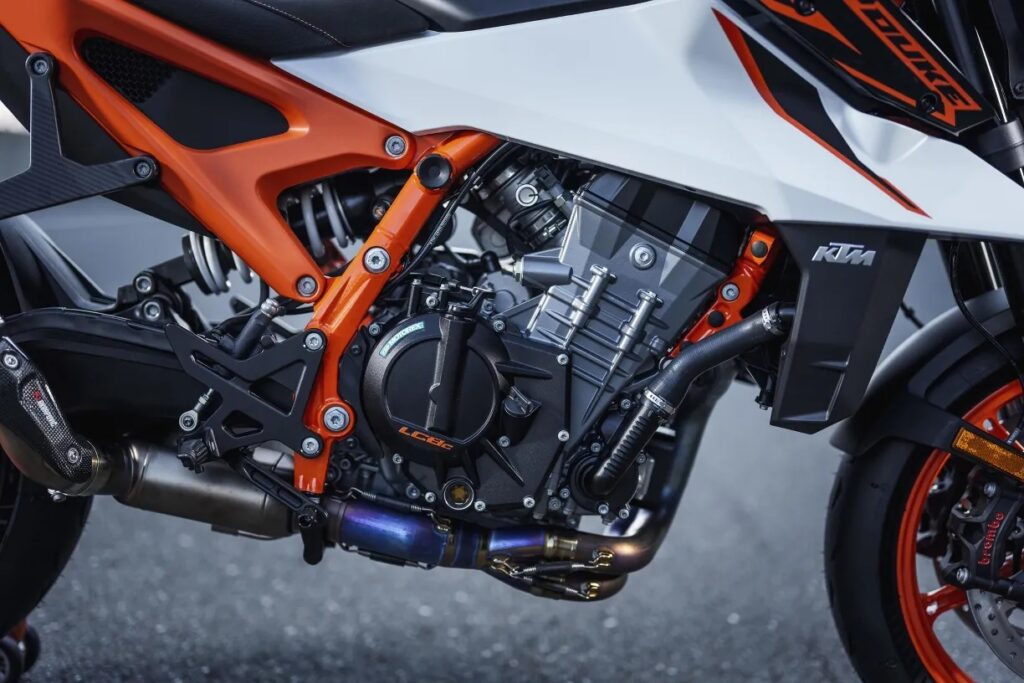 The engine of the 2025 KTM 990 Duke R
