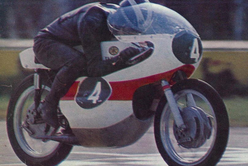 Eventual 1964 250cc World Champion Phil Read on the RD56. This was the first year Yamaha used its red and white livery.