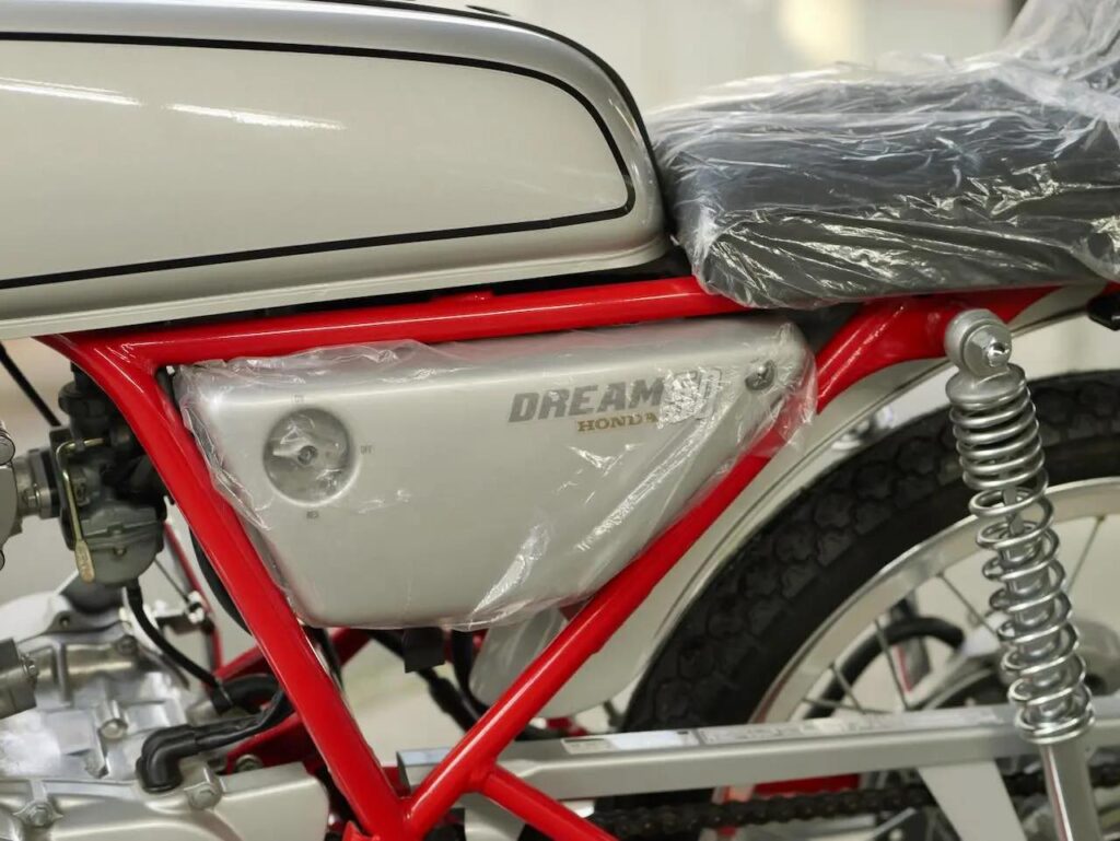 1997 Honda AC15 Dream 50 side cover