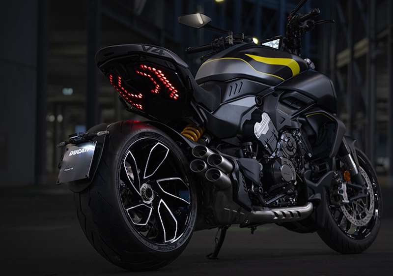 2025 Ducati Diavel V4 Black Roadster