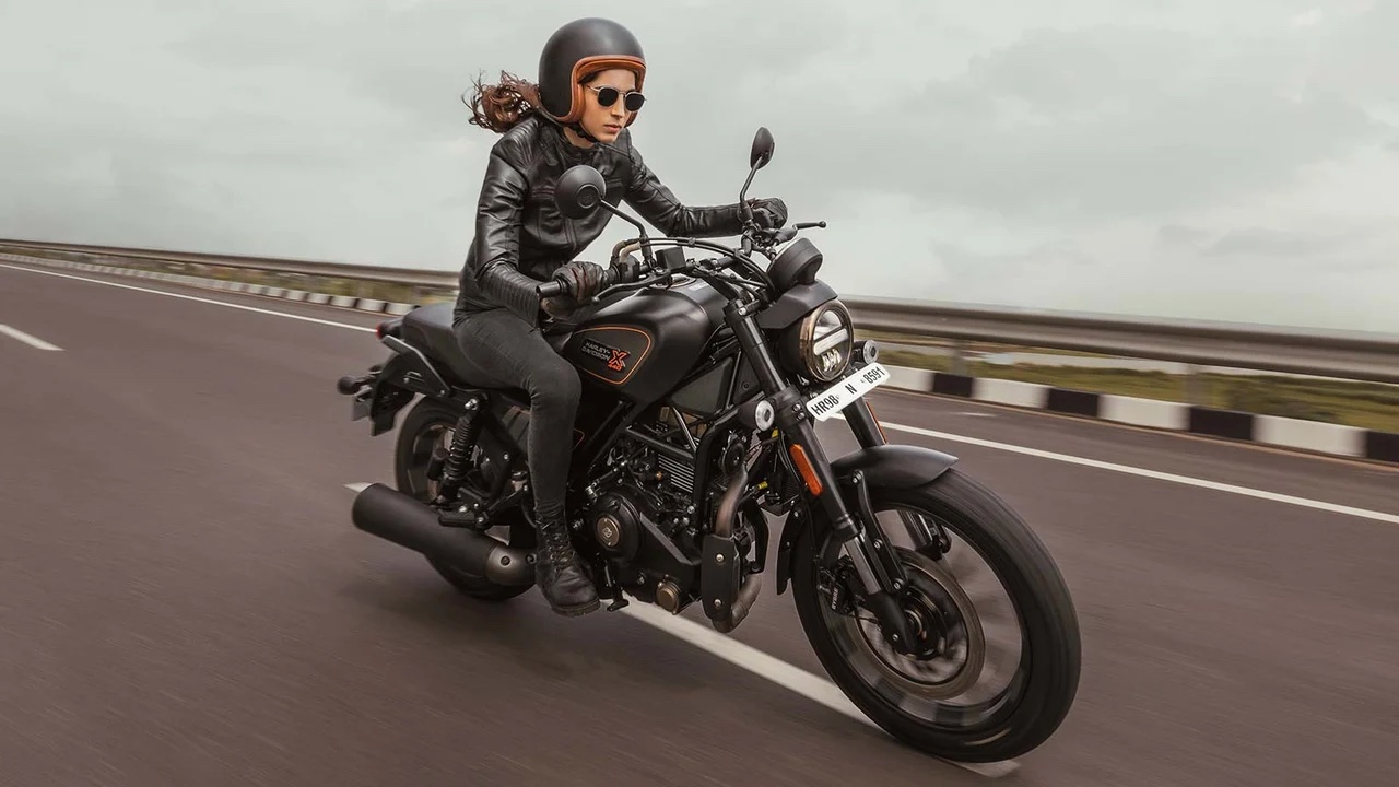 Harley-Davidson X440 with a female rider
