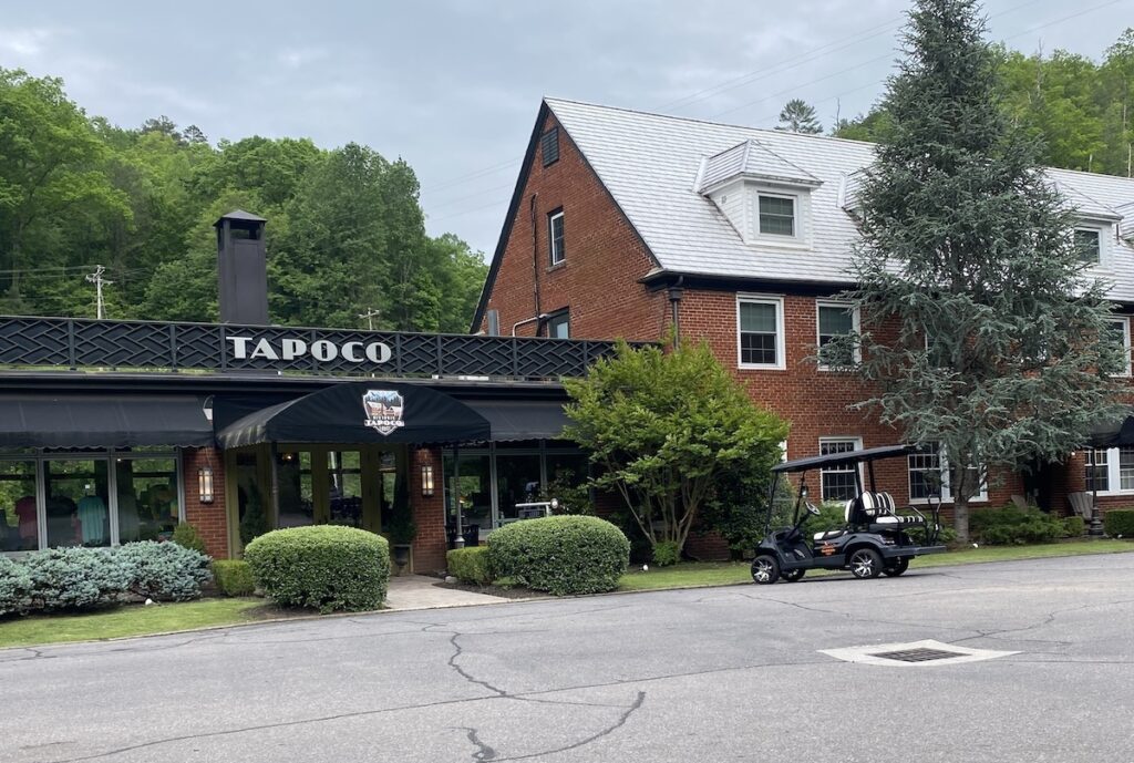 The front of Tapoco Lodge from the parking lot.