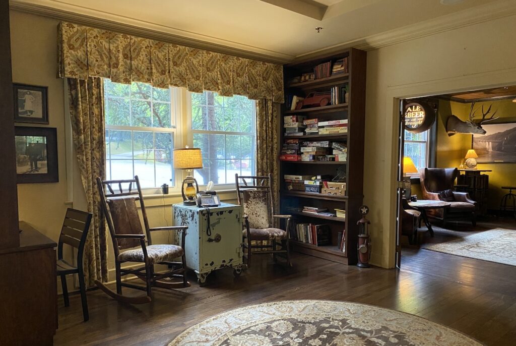 A sitting area at Tapoco Lodge