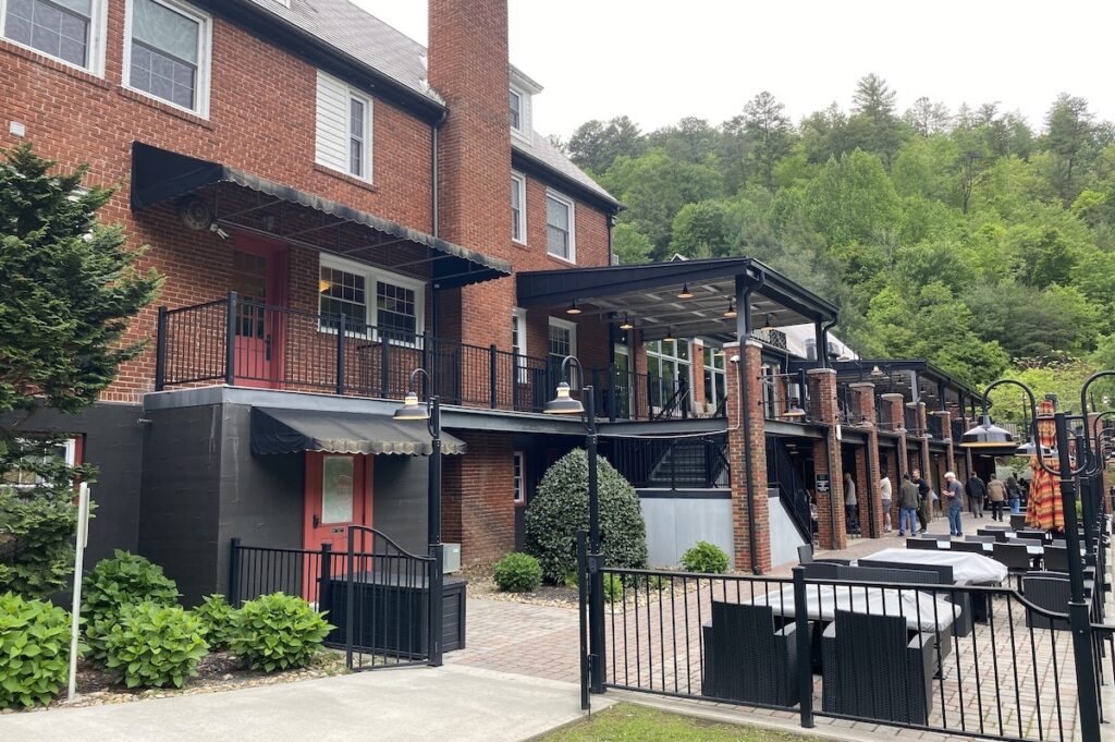 The terrace dining area at Tapoco Lodge.