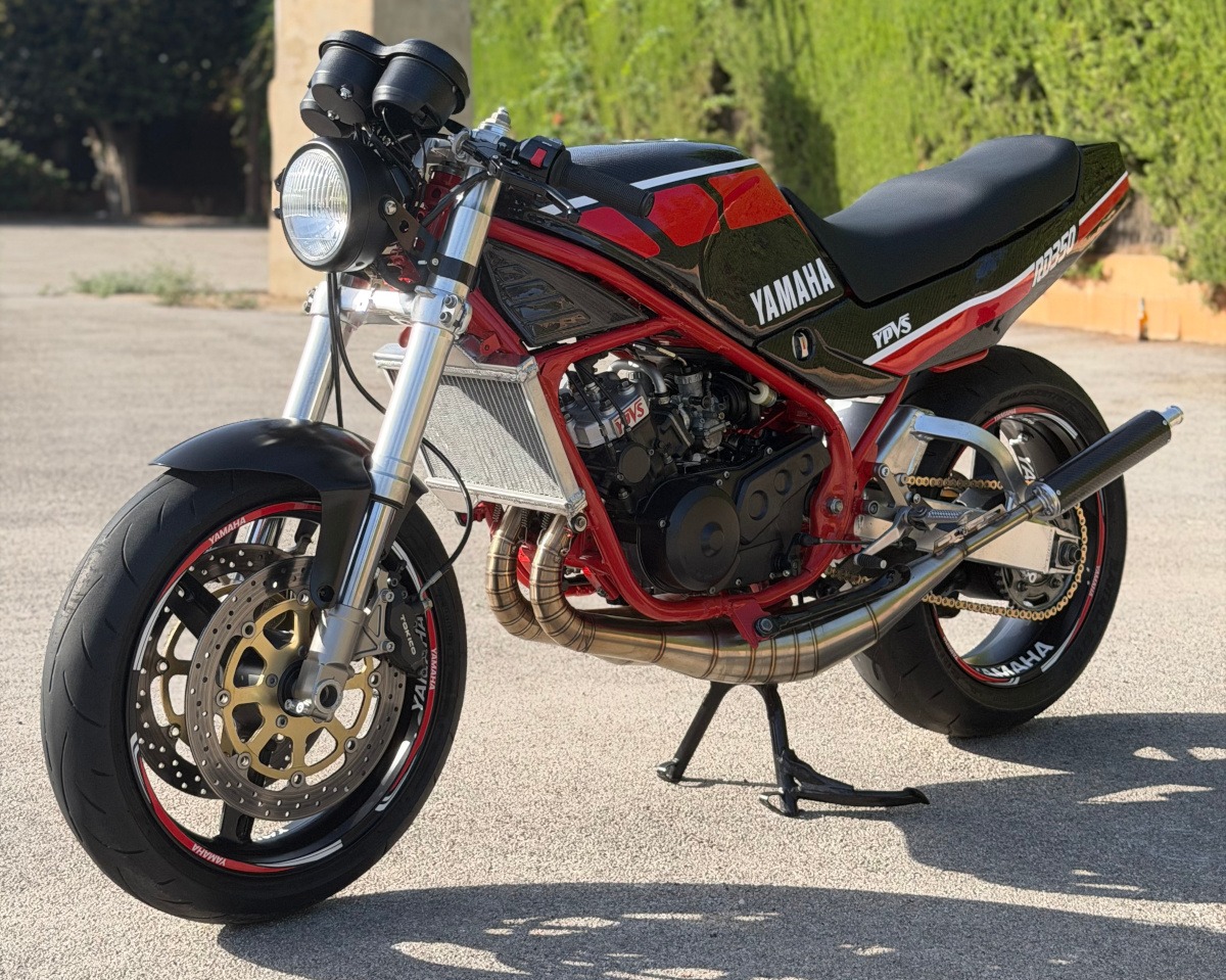 Brothers Garage Black Widow Yamaha RD350 YPVS with GSX-R750 front end and carbon fiber tank