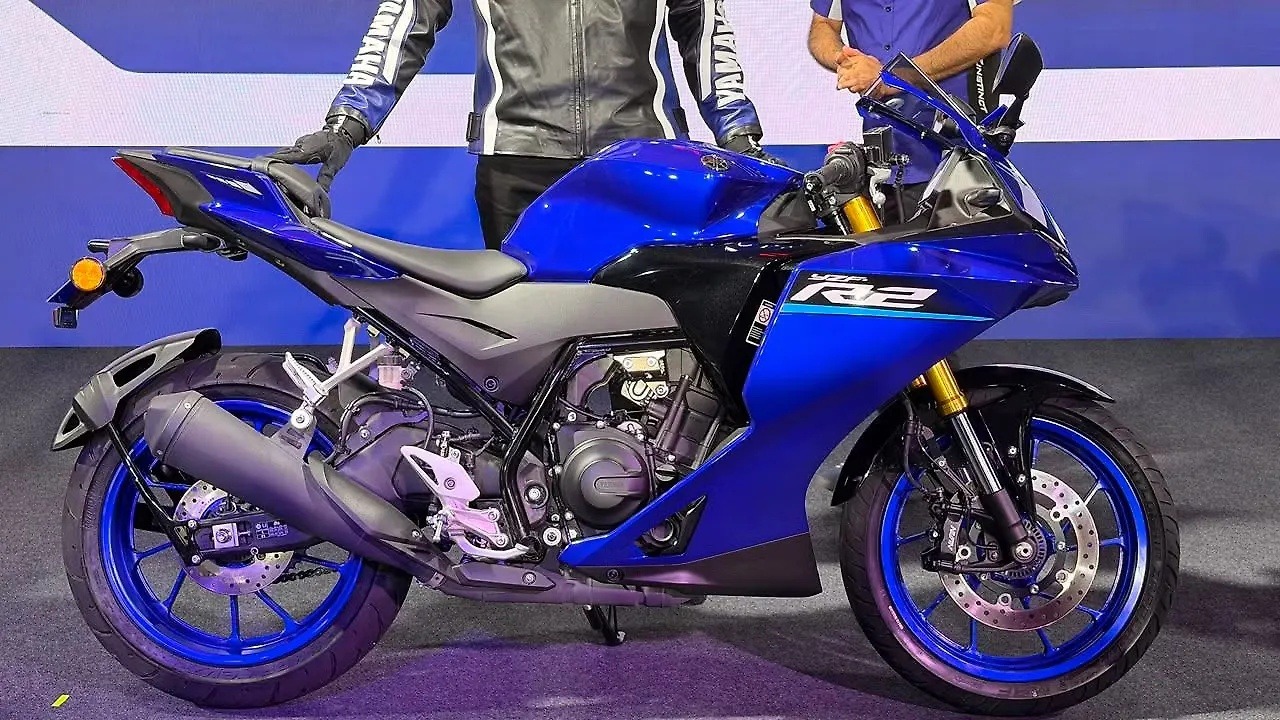 2026 Yamaha YZF-R2 right side view showing steel tube diamond frame and 17-inch wheels