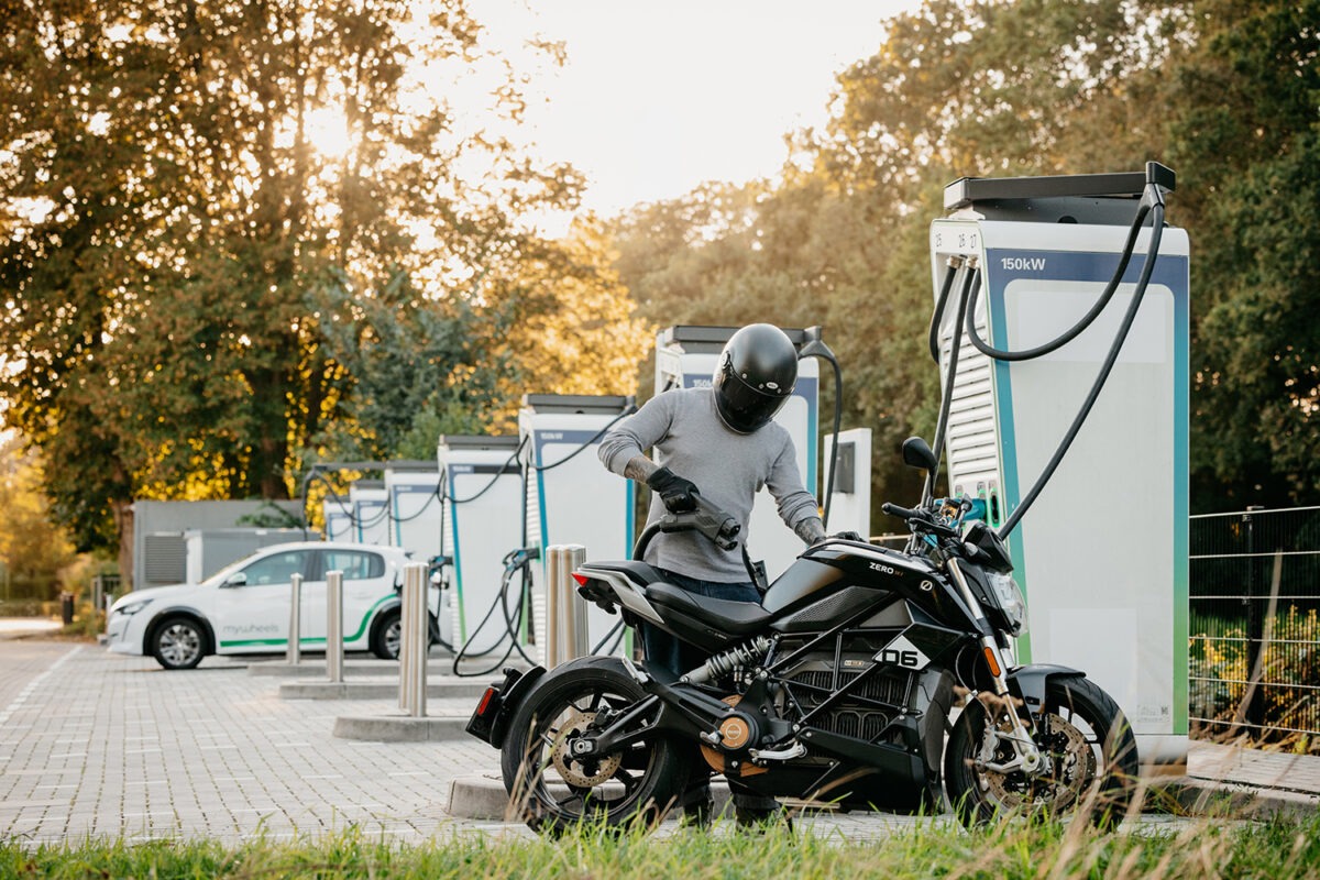 Zero Motorcycles Adds DC Fast Charging to Bikes Back to 2022